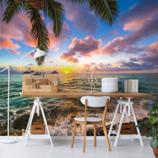 Fotobehang van zonsondergang boven de zee met palmbomen en een rustige horizon, geschikt voor kantoor.