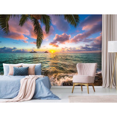Fotobehang met een idyllische zonsondergang over de zee, met palmbomen, passend in de slaapkamer.