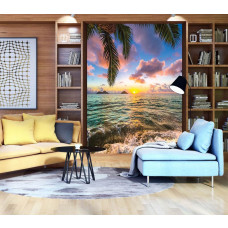 Fotobehang van zonsondergang over de zee, met zonlicht dat door de palmbladeren schijnt, ideaal voor de woonkamer.