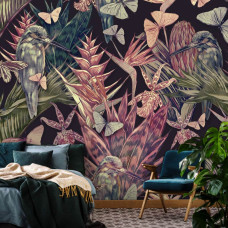 Een zomers fotobehang met vlinders en vogels in een serene tuinsetting voor de huiskamer.