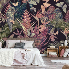 Een fotobehang met een zomertuin vol vlinders en vogels, ideaal voor de slaapkamer.