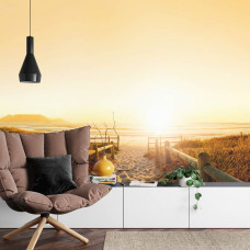 Een adembenemend fotobehang met een zonovergoten duinpad naar de zee, geschikt voor een woonkamer.