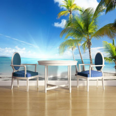 Een fotobehang met een zonnig strand met zee, zon en palmbomen, zichtbaar in een keuken.