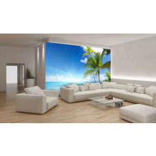 Een fotobehang met een zonnig strand met zee, zon en palmbomen, zichtbaar in een woonkamer.