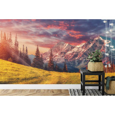 Een fotobehang met een zonnige dag in de Alpen met majestueuze bergen, weergegeven in een slaapkamer.