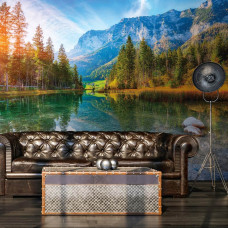 Fotobehang van een zonsondergang bij Hintersee, met een schilderachtig bergmeer dat de warme avondkleuren weerspiegelt, omringd door prachtige hoge bergen, in een woonkamer.
