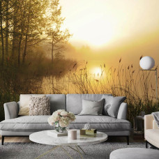 Een fotobehang van een zonsondergang boven het mistige meer in de natuur, dat de huiskamer een serene uitstraling geeft.