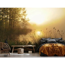 Een fotobehang van een zonsondergang boven het mistige meer in de natuur, dat een kalmerende sfeer biedt in de woonkamer.