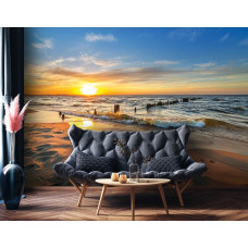 Een fotobehang met een serene zonsondergang boven een kalme zee, geschikt voor een huiskamer.