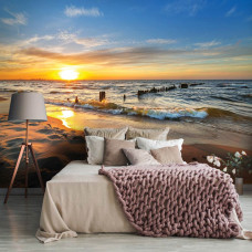 Een fotobehang met een naadloze weergave van een zonsondergang boven de zee, perfect voor een slaapkamer.