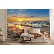 Een fotobehang met een adembenemende zonsondergang boven een strand en zee, perfect voor een slaapkamer.