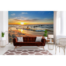 Een fotobehang met een sfeervolle zonsondergang boven de zee, ideaal voor een woonkamer.