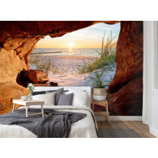 Een fotobehang van een zonsondergang boven de zee in vliesbehangstijl voor een slaapkamer.