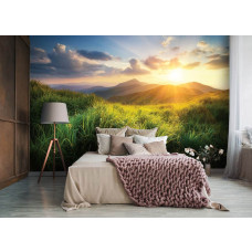 Een fotobehang van een zonsondergang over bergen, met de warme oranje- en paarstinten van de lucht weerspiegeld in een rustige slaapkamer.