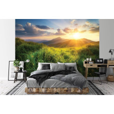 Een fotobehang met een zonsondergang over bergen, te zien in een moderne tiener slaapkamer, met felle kleuren die de kamer verlichten.