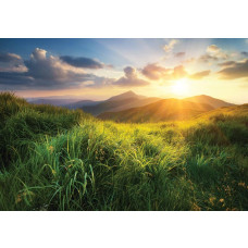 Fotobehang van een zonsondergang in de natuur, met een prachtig berglandschap.