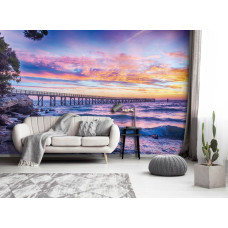 Een fotobehang met een pier bij zonsondergang over de zee, passend voor de huiskamer.