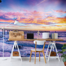 Een fotobehang met een prachtig uitzicht op zee en pier bij zonsondergang, geschikt voor een kantoor.