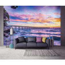 Een fotobehang van een pier bij zonsondergang over zee, ideaal voor de woonkamer.