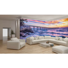 Een fotobehang met een panoramisch uitzicht op een pier bij zonsondergang, perfect voor een ruime woonkamer.