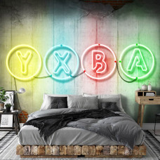 Een opvallend fotobehang met Xbox-symbolen, neonkleuren en een betonnen achtergrond voor een gamekamer.