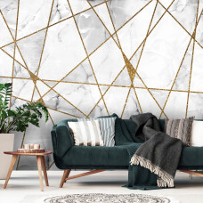 Een elegant marmeren fotobehang in goud en industrieel design, ideaal voor een huiskamer.