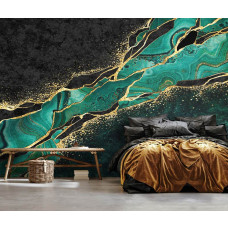 Een modern vliesbehang met een luxe marmerstijl in groen en goud, ideaal voor een huiskamer.