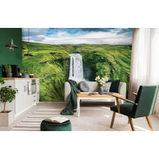 Een fotobehang van een grote waterval in een berglandschap te zien in de huiskamer.