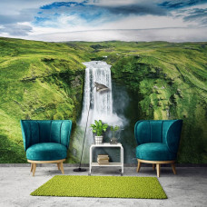 Een fotobehang van een grote waterval in een berglandschap.