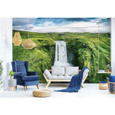 Een fotobehang van een grote waterval in een berglandschap te zien in de woonkamer.