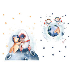 Kinderbehang met een sterrenstelsel en planeten, waarin een astronaut in een ruimteraket door het heelal vliegt.