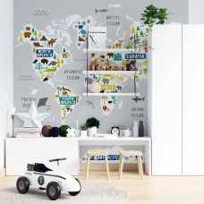 Een fotobehang van een wereldkaart, geschikt voor de babykamer.