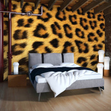 Een fotobehang met de vacht van een panter in een elegante slaapkamer.