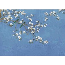Magnoliabloesem met vogels, met witte bloesem, groene bladeren en twee kleurrijke vogels tegen een blauwe achtergrond.