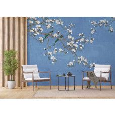 Magnoliabloesem met vogels, met witte bloesem, groene bladeren en twee kleurrijke vogels tegen een blauwe achtergrond.