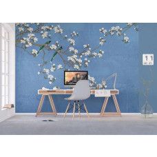Magnoliabloesem met vogels, met witte bloesem, groene bladeren en twee kleurrijke vogels tegen een blauwe achtergrond.