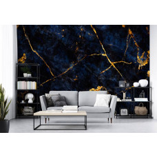 Een vliesbehang met groene en gouden marmerpatronen in een modern industrieel design, ideaal voor een kantoor.