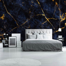 Een industrieel fotobehang met groene en gouden marmeraccenten, geschikt voor een huiskamer.