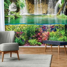 Een kleurrijk vliesbehang met een onderwaterwereld-thema, geschikt voor een woonkamer.