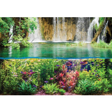 Fotobehang met een waterval in een tropisch regenwoud, waarbij het 3D-effect zorgt voor een indrukwekkende diepte.
