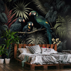 Een fotobehang met papegaaien en weelderige junglebladeren in een slaapkamersetting.