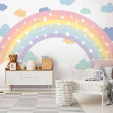 Een kinderbehang met een regenboog, wolken en sterren in een speels ontwerp, ideaal voor een meisjeskamer.