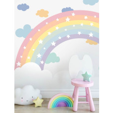 Een regenboog-fotobehang met wolken en sterren, geschikt voor een speelkamer.