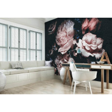 Een romantisch fotobehang van een boeket bloemen met rozen en pioenrozen te zien in een kantoor.