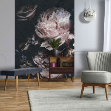 Een romantisch fotobehang van een boeket bloemen met rozen en pioenrozen te zien in de huiskamer.