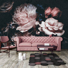 Een romantisch fotobehang van een boeket bloemen met rozen en pioenrozen te zien in de woonkamer.