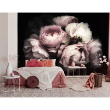 Een fotobehang met een boeket bloemen van rozen en pioenrozen in de huiskamer en slaapkamer.