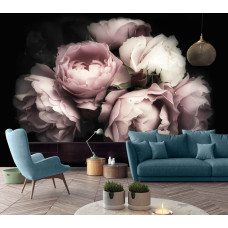 Een fotobehang met een boeket bloemen van rozen en pioenrozen in de huiskamer.