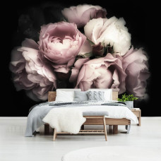 Een fotobehang met een boeket bloemen van rozen en pioenrozen in de slaapkamer.