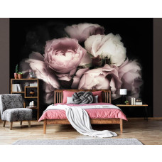Een fotobehang met een boeket bloemen van rozen en pioenrozen in de woonkamer en slaapkamer.